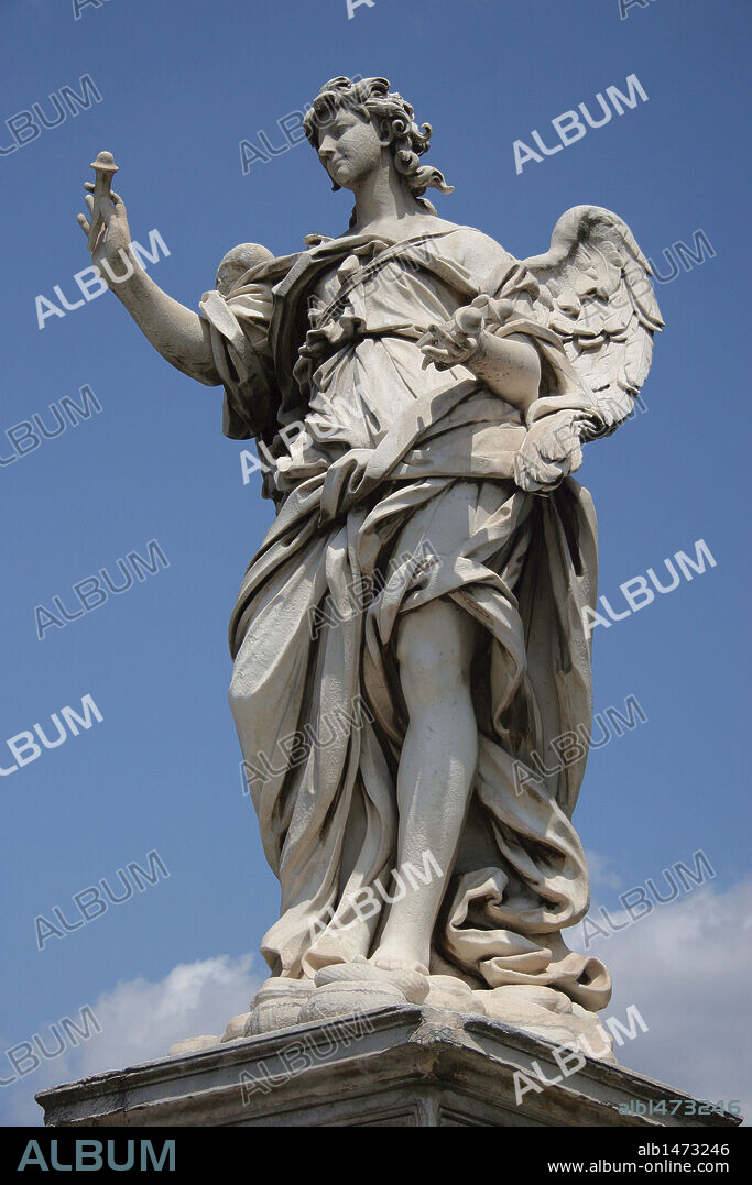 ITALIA. ROMA. Vista de una de las ESCULTURAS que decoran el PONTE SANT'ANGELO, diseñadas por BERNINI. Cada una de ellas sostiene un símbolo de la Crucifixión. Este ángel sujeta los CLAVOS. Siglo XVII.