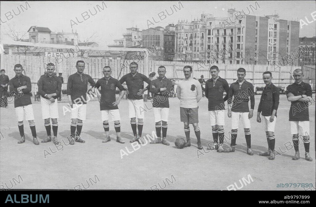 13 abril 1919. Madrid. El fútbol en el Ejército. Equipo del regimiento de Husares de Pavia, que ayer Jugó un interesante partido con el Madrid F.C.