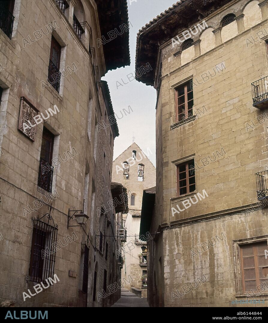CALLE DE SOS DEL REY CATOLICO CON LA IGLESIA DE SAN ESTEBAN AL FONDO.