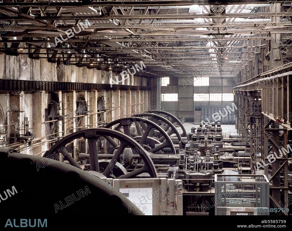 Völklingen, Gasgebläsehalle / Blick durch die Halle © Florian Monheim 6 × 9 cm.