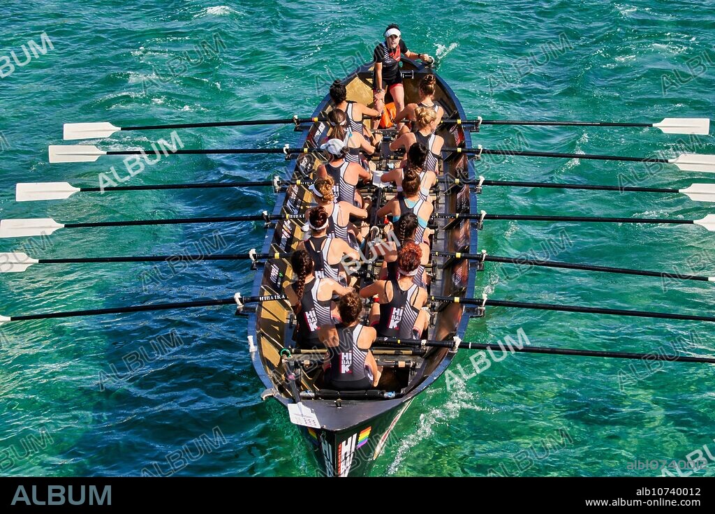 Regata de Traineras, modalidad femenina, Rio Urumea, Donostia, San Sebastian, Gipuzkoa, Basque Country, Spain, Europe.