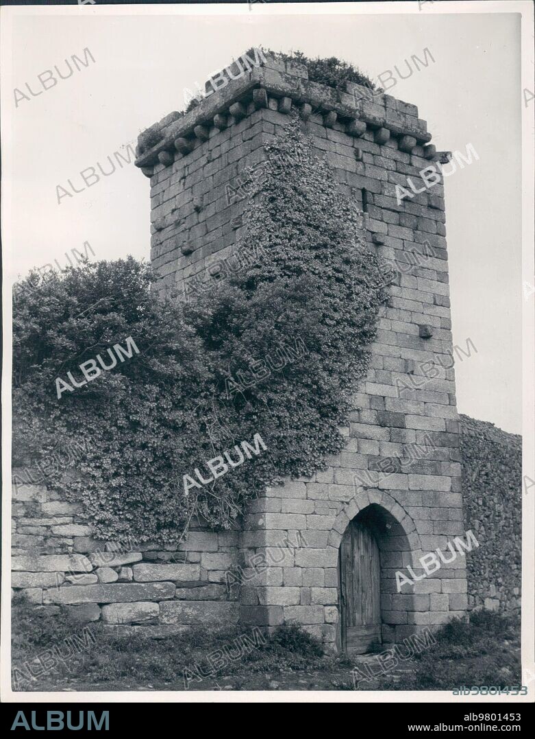 1958. Torres de Mens (Malpica). Entrada por la torre principal de la fortaleza que Perteneció al primer Conde de Altamira.
