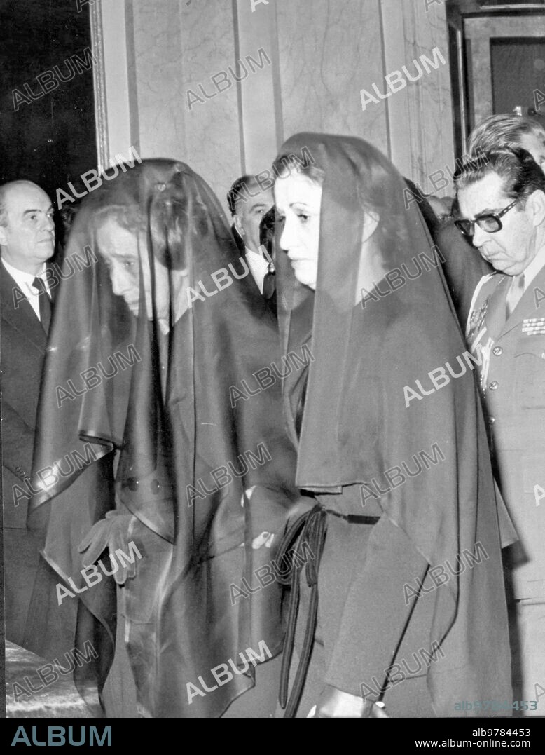 November 19, 1975. Carmen Polo and her daughter, the Marchioness of Villaverde, arrive at the Palacio del Pardo church, where the "corpore insepulto" mass was celebrated.