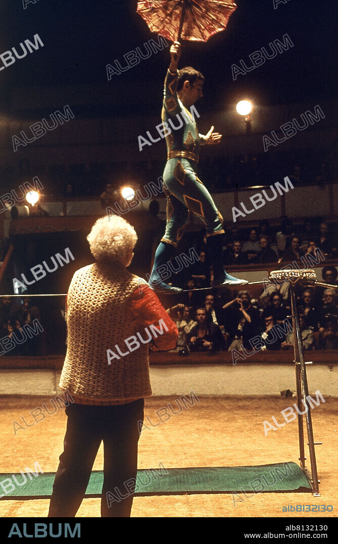 EQUILIBRIO SOBRE UNA CUERDA EN EL CIRCO - FOTO AÑOS 60.