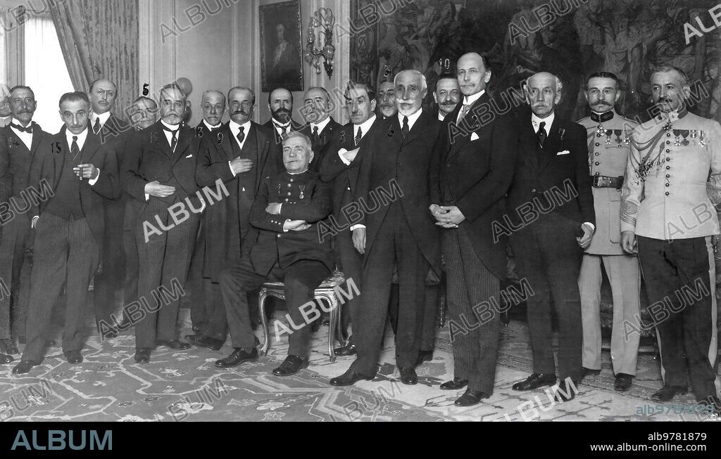 27 abril 1920. En la embajada Francesa - el mariscal Joffre (1), con los Concurrentes al almuerzo dado ayer en su honor por el Embajador(2), en el grupo se ve A lo Sres. Allendesalazar (3), Marques de Lema (4), general Villalba (5), Maura (6), Dato (7), Sanchez Toca (8), Conde de Romanones (9), Garcia Prieto (10), la Cierva (11), Sanchez Guerra (12), Villanueva (13), Gasset (14) y Melquiades Alvarez (15).