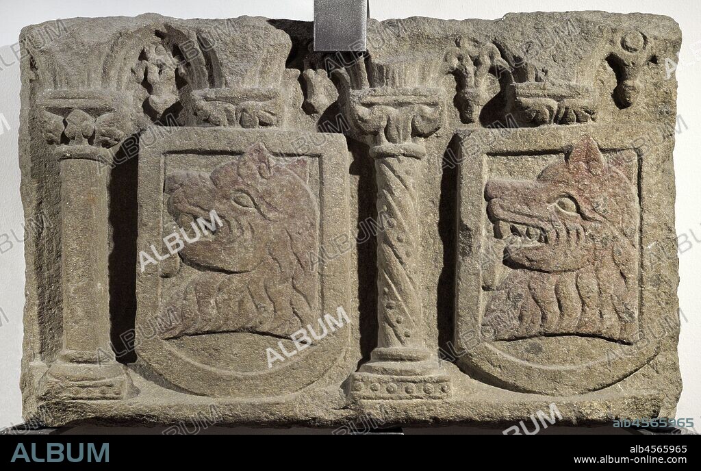 Placa de sepulcro con escudo de los Moscoso. 1426-1475. Taller compostelano. Granito tallado con restos de policromía. Museo de las Peregrinaciones y de Santiago. Santiago de Compostela. Provincia de La Coruña. Galicia. España.