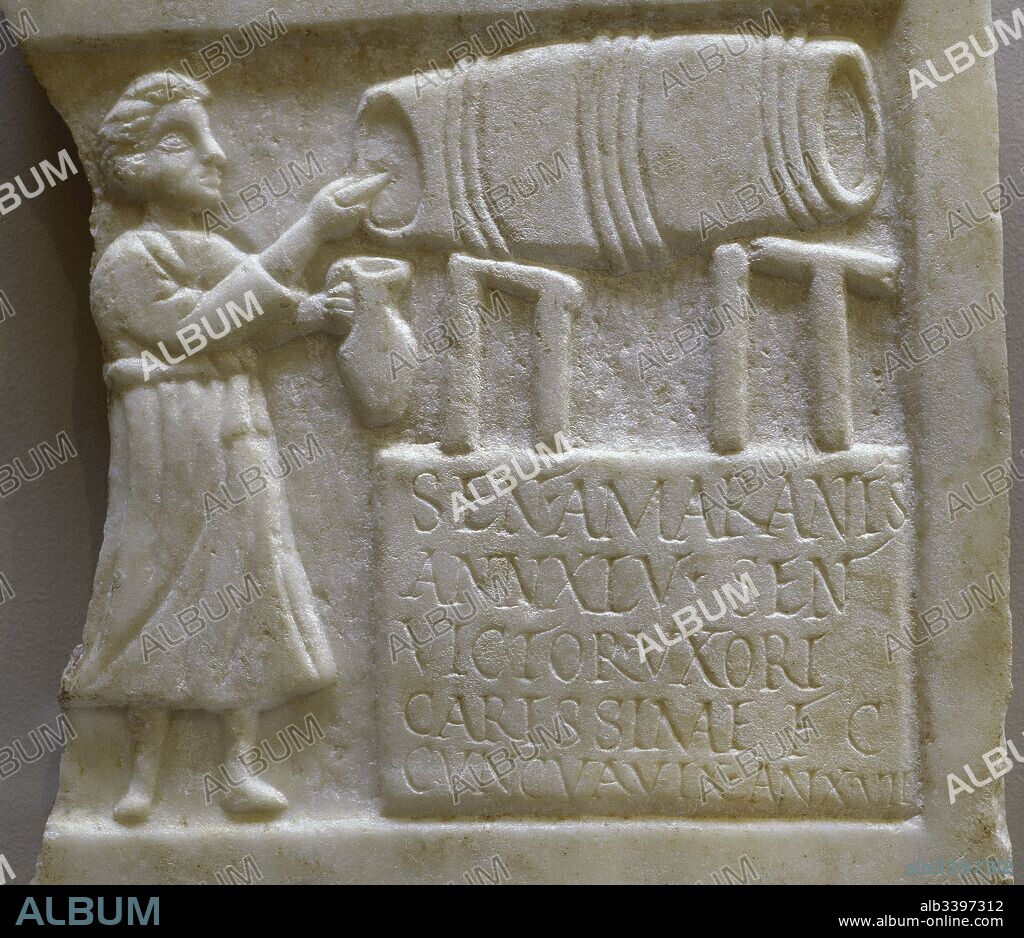 Estela funeraria de Sentia Amarantis. Aparece la figura de la tabernera llenando una jarra con el vino de un tonel. En la inscripción, el esposo dedica la lápida a la difunta. Siglos II-III d. C. Museo Nacional de Arte Romano. Mérida. Provincia de Badajoz. Extremadura. España.