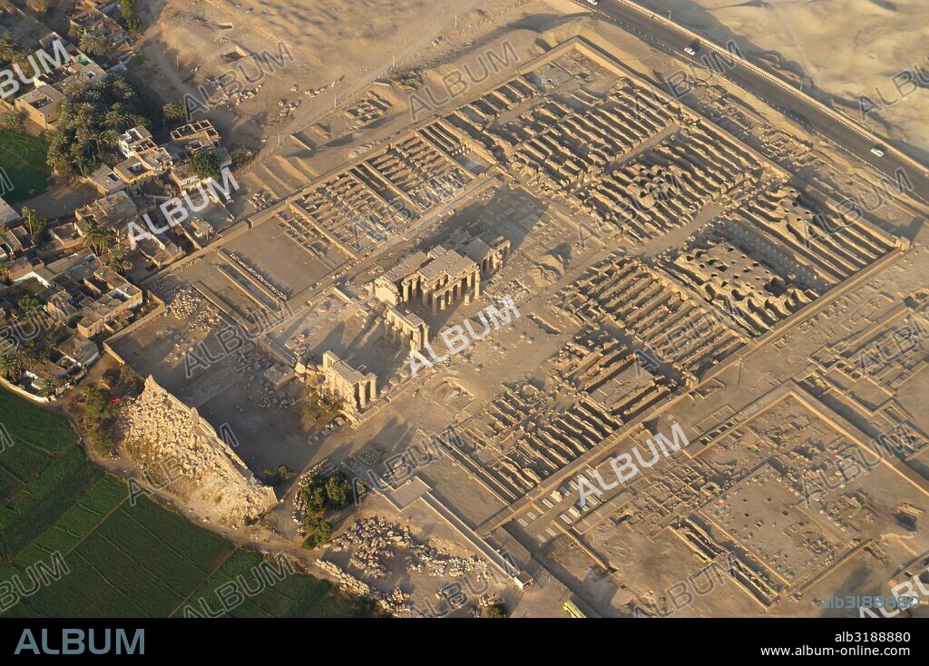 Egipto. Ramesseum. Nombre dado al templo funerario ordenado erigir por Ramsés II, y situado en la necrópolis de Tebas, en la ribera occidental del río Nilo, frente a la ciudad de Luxor.