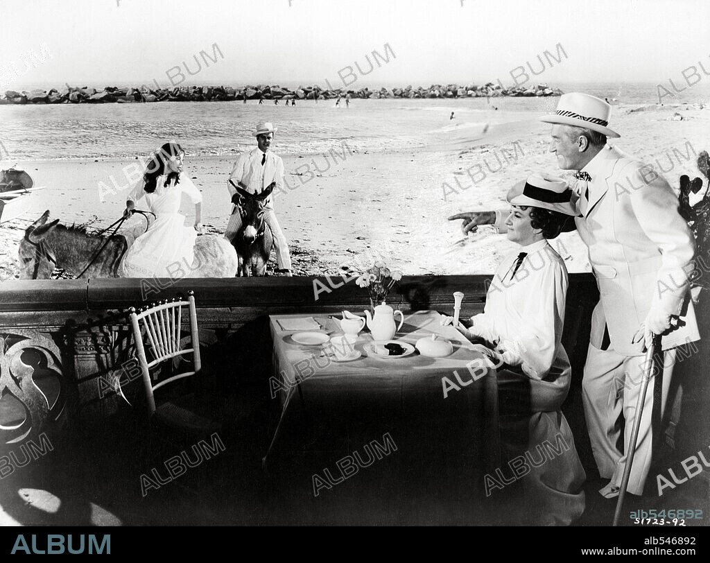 HERMIONE GINGOLD, LESLIE CARON, LOUIS JOURDAN and MAURICE CHEVALIER in GIGI, 1958, directed by VINCENTE MINNELLI. Copyright M.G.M.