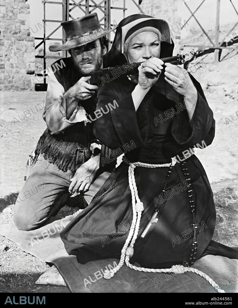 CLINT EASTWOOD y SHIRLEY MACLAINE en DOS MULAS Y UNA MUJER, 1970 (TWO MULES FOR SISTER SARA), dirigida por DON SIEGEL. Copyright UNIVERSAL/MALPASO.