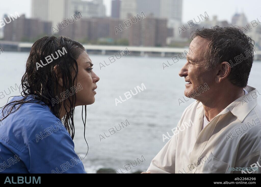 MILA KUNIS y ROBIN WILLIAMS en EL HOMBRE MAS ENFADADO DE BROOKLYN, 2014 (THE ANGRIEST MAN IN BROOKLYN), dirigida por PHIL ALDEN ROBINSON. Copyright AMIB Productions/Cargo Entertainment/Films de Force Majeure.