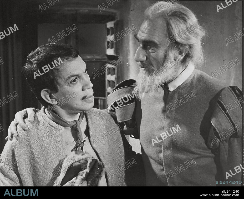 CANTINFLAS y FERNANDO FERNAN GOMEZ en DON QUIJOTE CABALGA DE NUEVO, 1973, dirigida por ROBERTO GAVALDON. Copyright RIOMA FILMS, S.A.