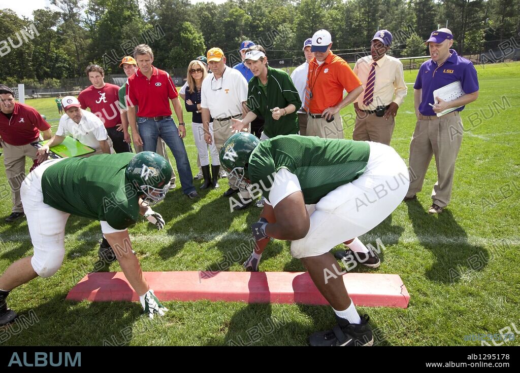 PHILLIP FULMER, QUINTON AARON, RAY McKINNON y SANDRA BULLOCK en BLIND SIDE, THE [UN SUEÑO POSIBLE], 2009 (THE BLIND SIDE), dirigida por JOHN LEE HANCOCK. Copyright ALCON ENTERTAIMENT / NELSON, RALPH.