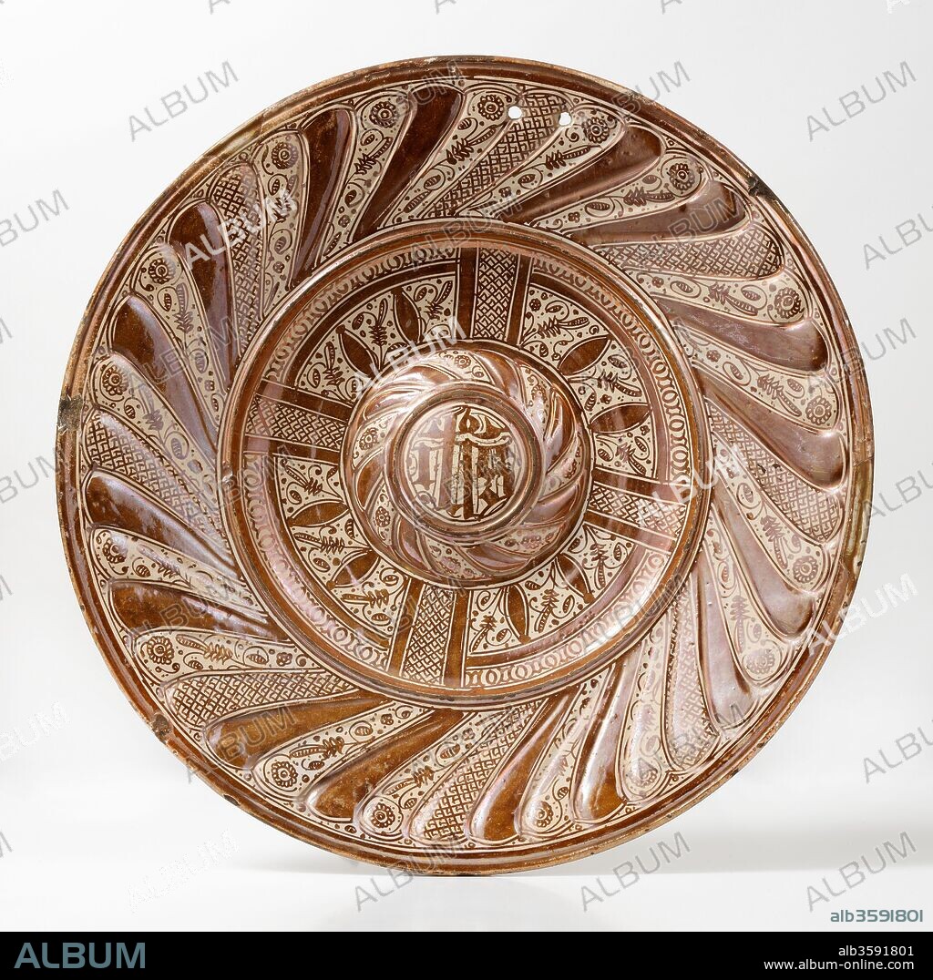 Fuente (recipiente), Siglo XVI, Cerámica (loza decorada con reflejos metálicos), de Manises o Paterna (Valencia), Diámetro: 47,2 cm.