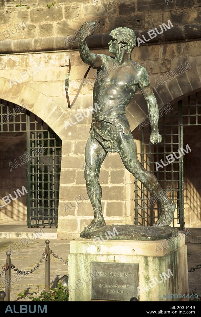 Estatua del hondero, "Es Foner", Guillem Rosello.Palacio Real de la Almudaina , siglos XIII-XXI. Palma.Mallorca.Islas Baleares. España.