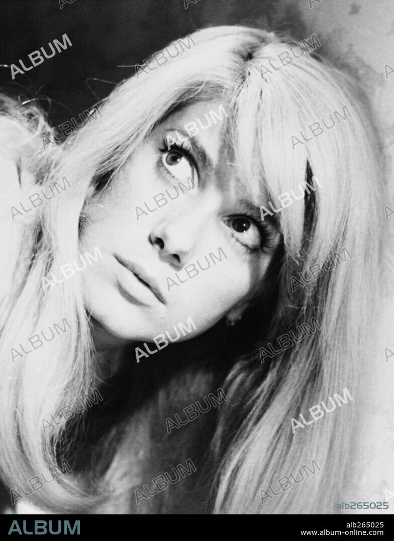 CATHERINE DENEUVE en REPULSION, 1965, dirigida por ROMAN POLANSKI. Copyright COMPTON-TEKLI/ROYAL.
