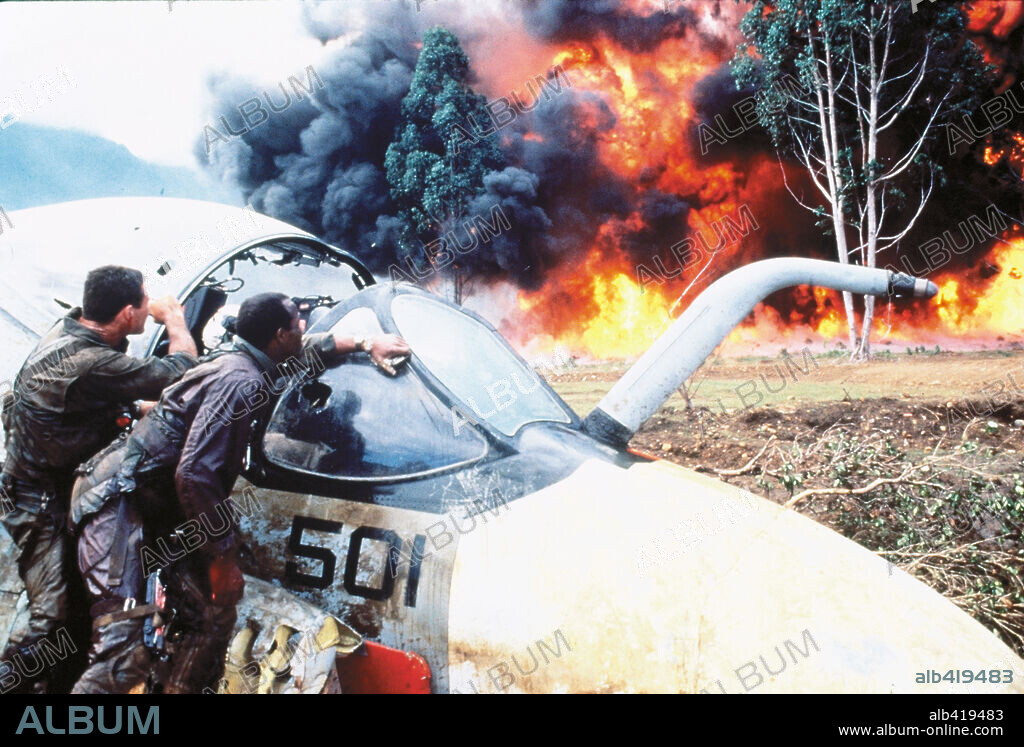 BRAD JOHNSON y DANNY GLOVER en EL VUELO DEL INTRUDER, 1991 (FLIGHT OF THE INTRUDER), dirigida por JOHN MILIUS. Copyright PARAMOUNT PICTURES / McBROOM, BRUCE.