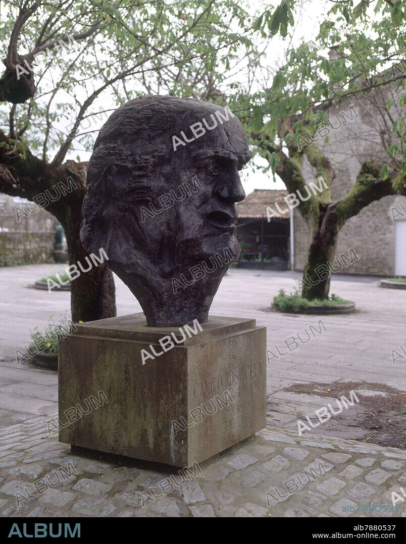 BUSTO DE CAMILO JOSE CELA - FOTO AÑOS 00 SIGLO XXI.