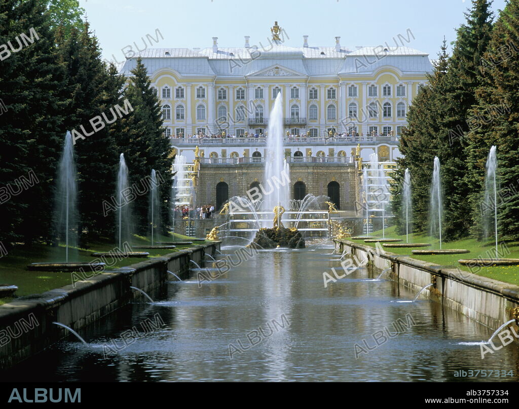 Fountains, Petrodvorets (Peterhof), UNESCO World Heritage Site, St. Petersburg, Russia, Europe.