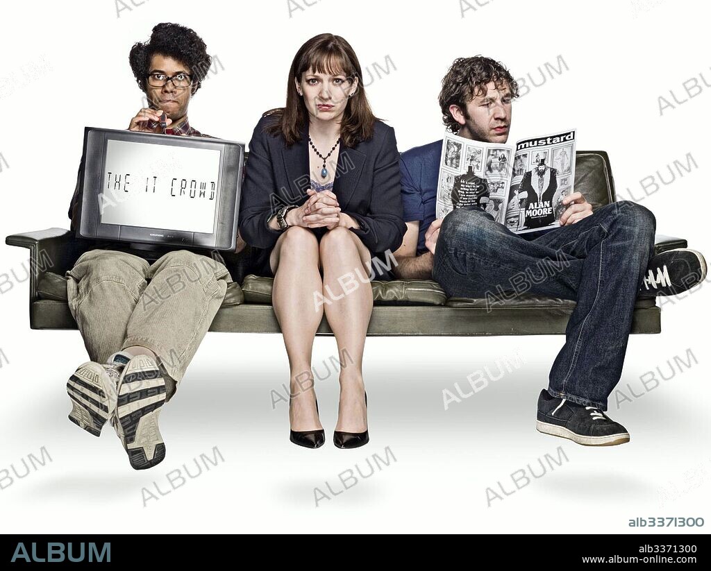 CHRIS O'DOWD, KATHERINE PARKINSON et RICHARD AYOADE dans THE IT CROWD, 2006, réalisé par GRAHAM LINEHAN. Copyright CHANNEL 4 TELEVISION CORPORATION.