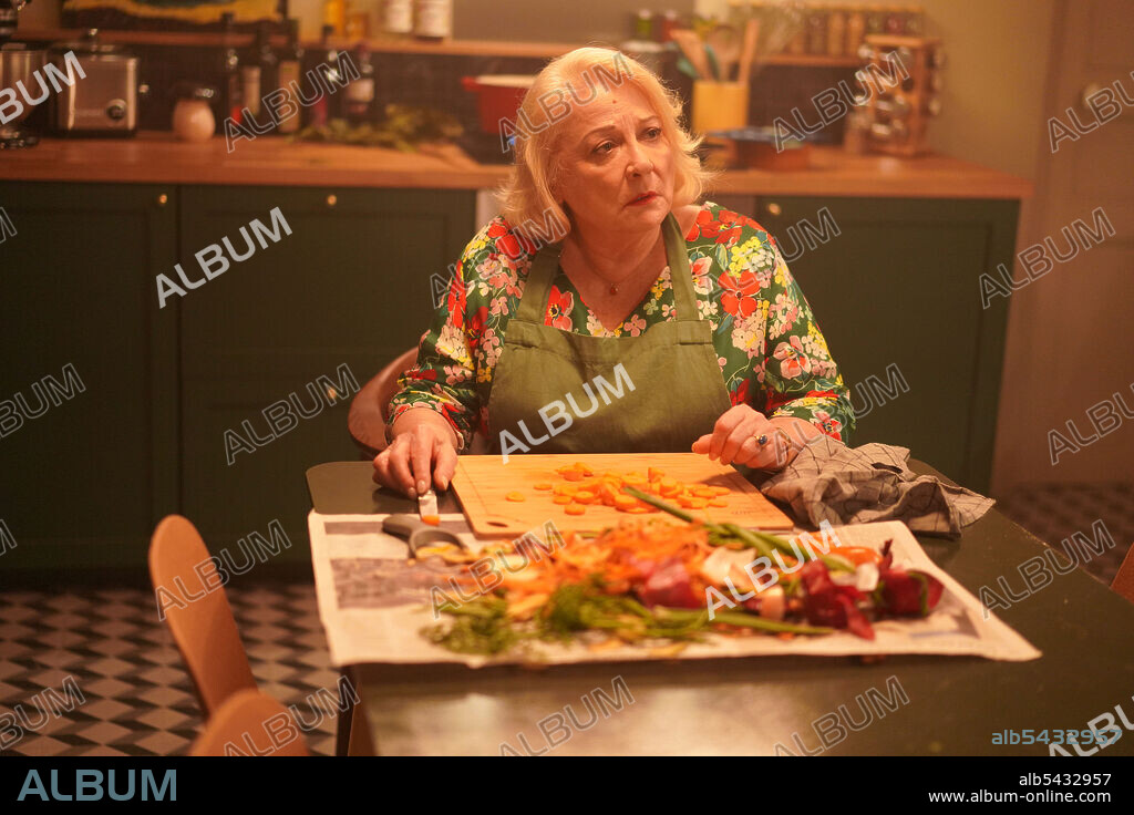JOSIANE BALASKO in UN TOUR CHEZ MA FILLE, 2021, unter der Regie von ERIC LAVAINE. Copyright Same Player / Pathé.