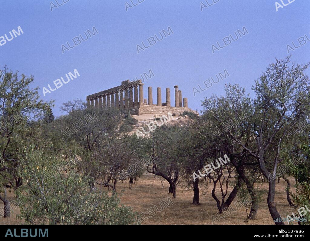 MAGNA GRECIA. ITALIA. VALLE DE LOS TEMPLOS DE AGRIGENTO. Antigua ciudad fundada por los colonos griegos y rodio-cretenses en el año 581 a. C. TEMPLO DE JUNO o HERA LACINIA. Construído entre los años 460 y 440 a. C. en estilo dórico. Vista general. AGRIGENTO. Costa meridional de Sicilia.