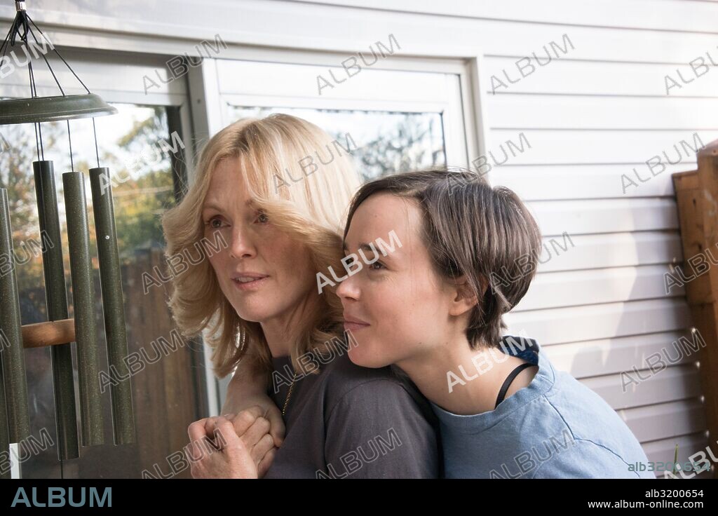 ELLIOT PAGE y JULIANNE MOORE en FREEHELD, UN AMOR INCONDICIONAL, 2015 (FREEHELD), dirigida por PETER SOLLETT. Copyright DOUBLE FEATURE FILMS.