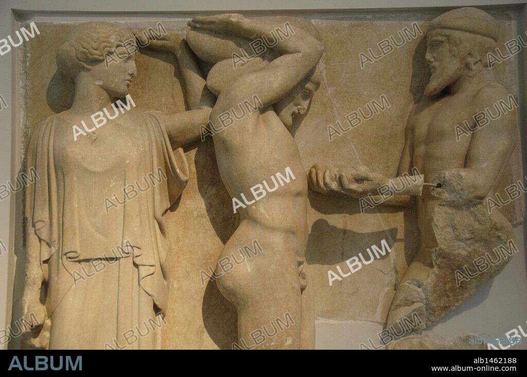 ARTE GRIEGO. GRECIA. S. V a. C. DECORACION DEL TEMPLO DE ZEUS en el Santuario de Olimpia. METOPA en mármol de Paros que representa a HERCULES EN EL JARDIN DE LAS HESPERIDES en la que aparece ATENEA CON ATLAS OFRECIENDO MANZANAS. Fechadas hacia el año 460 a. C. Museo Arqueológico de Olimpia. Provincia de Ilía. Región del Peloponeso. Grecia.