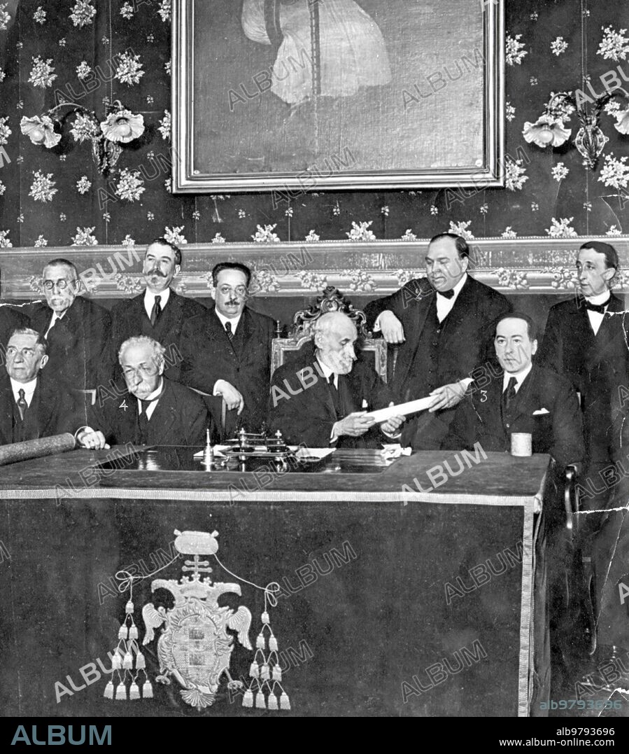 June 20, 1922. Madrid, at the Central University. The distinguished Wise Man, Don Santiago Ramón y Cajal (1) Receiving from the Hands of Professor Boleu (2), of the University of Buenos Aires, the message from the Argentine Students on the occasion of their Retirement. In the Presidency, the Minister of Argentina, Mr. Levillier (3), and the rector of the University, Mr. Rodríguez Carracido (4).