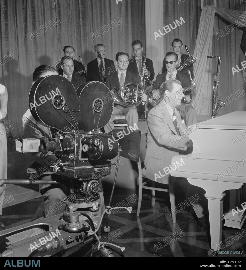 WILLIAM PAUL GOTTLIEB. Portrait of Claude Thornhill, Sandy Siegelstien, Willie Wechsler, Micky Folus, Mario Rullo, Danny Polo, Lee Konitz, Bill Bushing, and Joe Shulman, Columbia Pictures studio, the making of Beautiful Doll, New York, N.Y., ca. Sept. 1947.