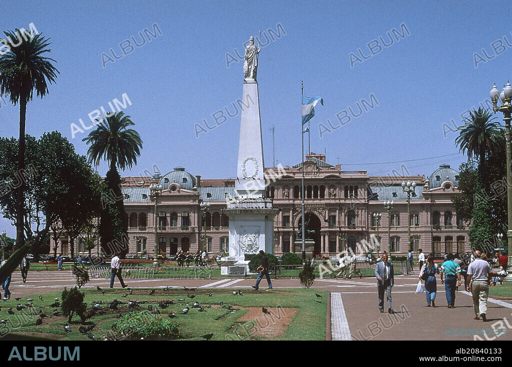 ARNALDO ZOCCHI (1862/1940). MONUMENTO A COLON EN LA PLAZA DE MAYO CON EL PALACIO ROSADO AL FONDO - 1921.