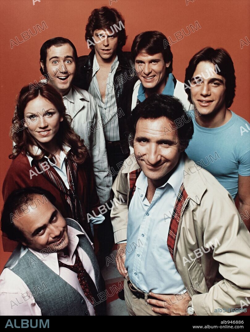 ANDY KAUFMAN, DANNY DEVITO, JEFF CONAWAY, JUDD HIRSCH, MARILU HENNER und TONY DANZA in TAXI, 1978, unter der Regie von JAMES BURROWS. Copyright PARAMOUNT TV.