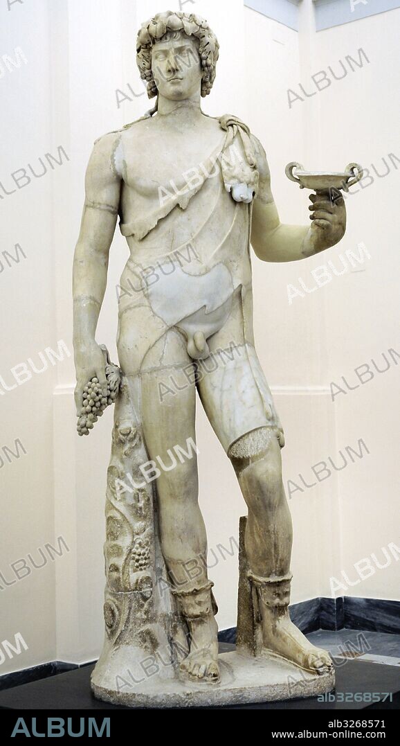 Antínoo divinizado como el dios del vino, Baco. Obra romana, fechada en el siglo II d. C. Galería de los emperadores. Museo Arqueológico Nacional. Nápoles. Italia.