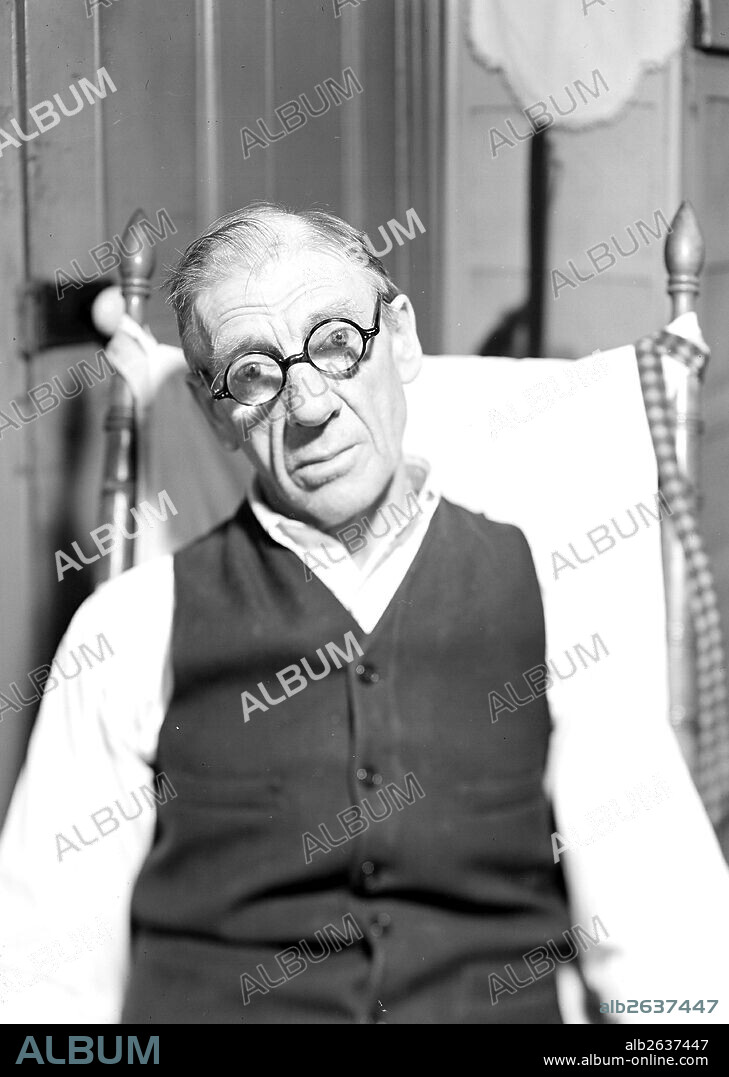 Paterson, New Jersey - Textiles. An old silk-worker (now unable to work) living on earnings of a roomer, March 1937, Lewis Hine, 1874 - 1940, was an American photographer, who used his camera as a tool for social reform. US,USA.