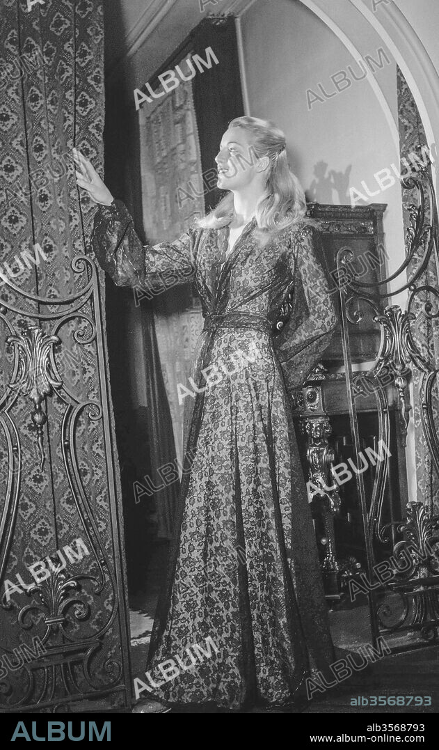 Presentation of underwear by Marie-Rose Lebigot, Paris, January 1950 : lace neglige.