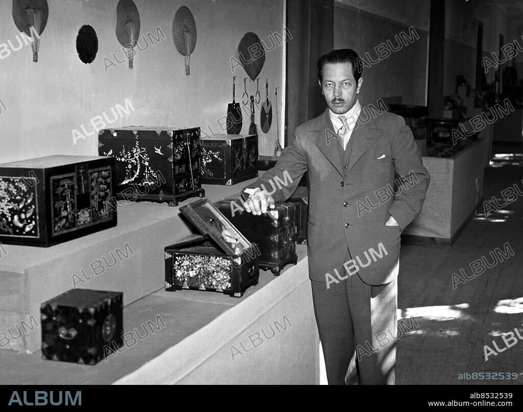 ARKIV 1937. Sten Bergman (1895-1975), forskningsresande och zoolog. Gjorde omfattande forskningsresor till alla kontinenter utom Australien. Hans expeditoner gick bla till Kamtjatka, Kurilerna och Nya Guinea. Far till Astrid Bergman Sucksdoff.. På bilden tillsammans med etnografiska fynd från Korea. Sten Bergman, swedish explorer and zoologist.. Foto: TT Historical/1900. Scanpix Sweden.
