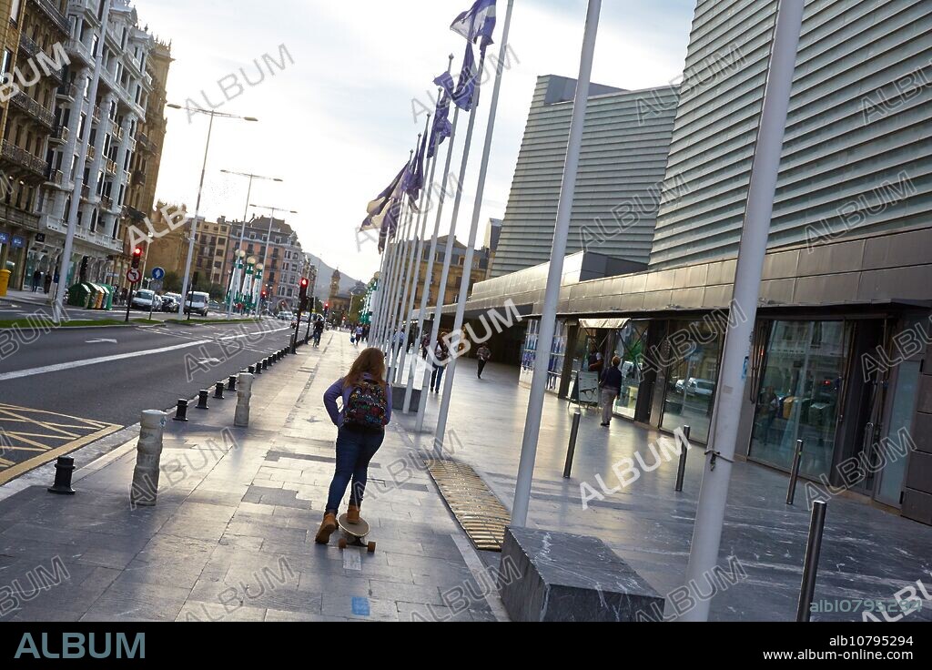 Skate. Paseo de la Zurriola. Kursaal center. Donostia. San Sebastian. Gipuzkoa. Basque Country. Spain.