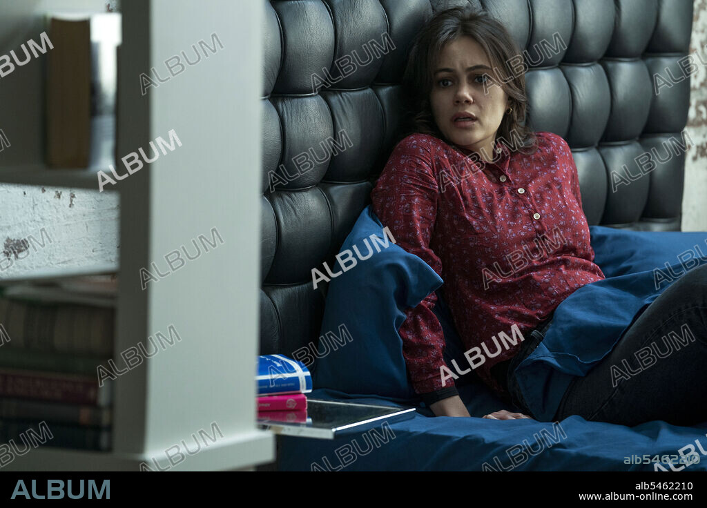 DINA SHIHABI en ARCHIVO 81, 2022 (ARCHIVE 81), dirigida por AARON MOORHEAD, JUSTIN BENSON y REBECCA THOMAS. Copyright Atomic Monster.