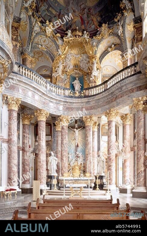 Würzburg (Unterfranken, Bayern), Fürstbischöfliche Residenz. (1720 begonnen; Pläne von J.B.Neumann u. a.), Hofkirche (erb. 1727-33; Arch.: Balthasar Neumann; Stuck von Antonio Bossi, Fresken von Johann Rudolf Byß). Innenansicht gegen den Hochaltar. Foto.