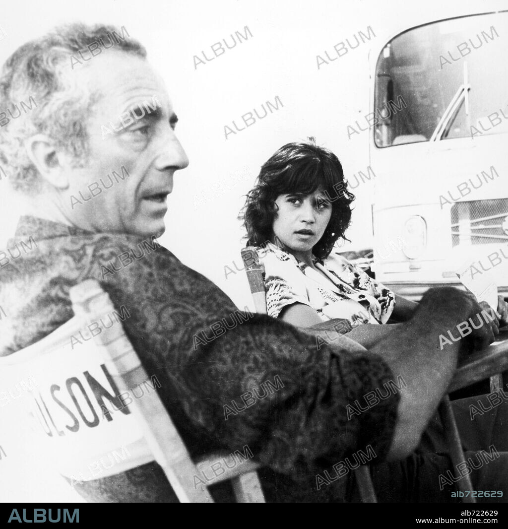 MARIA SCHNEIDER y MICHELANGELO ANTONIONI en EL REPORTERO, 1975 (PROFESSIONE: REPORTER), dirigida por MICHELANGELO ANTONIONI. Copyright M.G.M / STEINER, FLORIANO.