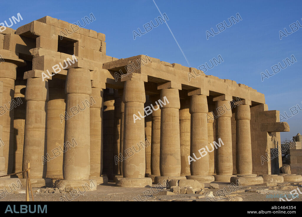 ARTE EGIPCIO. EGIPTO. TEMPLO MORTUORIO DE RAMSES II o RAMESEUM (RAMESSEUM). 19 Dinastía. Imperio Nuevo. Siglo XIII a. C. Necrópolis de Tebas). Valle de los Reyes. Ribera occidental del Río Nilo. Ruinas del templo.