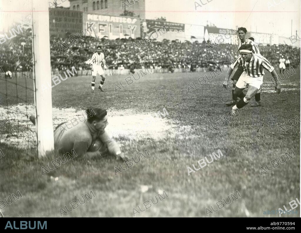Madrid, 21/06/1931. El Betis disputó la final de la Copa del Rey frente al Athletic Club de Bilbao en el campo de Chamartín. El terreno de juego, encharcado como se advierte en la foto, favoreció al conjunto vasco. En la imagen, Romero, el delantero centro del Betis, dispara sobre el portero bilbaíno, Blasco. A la izquierda, se ve al verdiblanco Timimi.