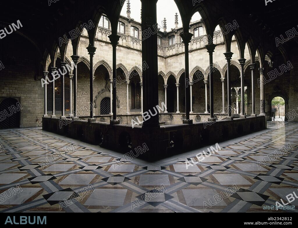 ARTE GOTICO. ESPAÑA. SIGLO XV. PALAU DE LA GENERALITAT. Ha sufrido transformaciones estilísticas diversas. GALERIA GOTICA, con esbeltas columnas que recuerdan los claustros religiosos góticos catalanes. Al igual que el patio interior y la escalera, fué proyectada por el arquitecto Marc SAFONT. BARCELONA. Cataluña.