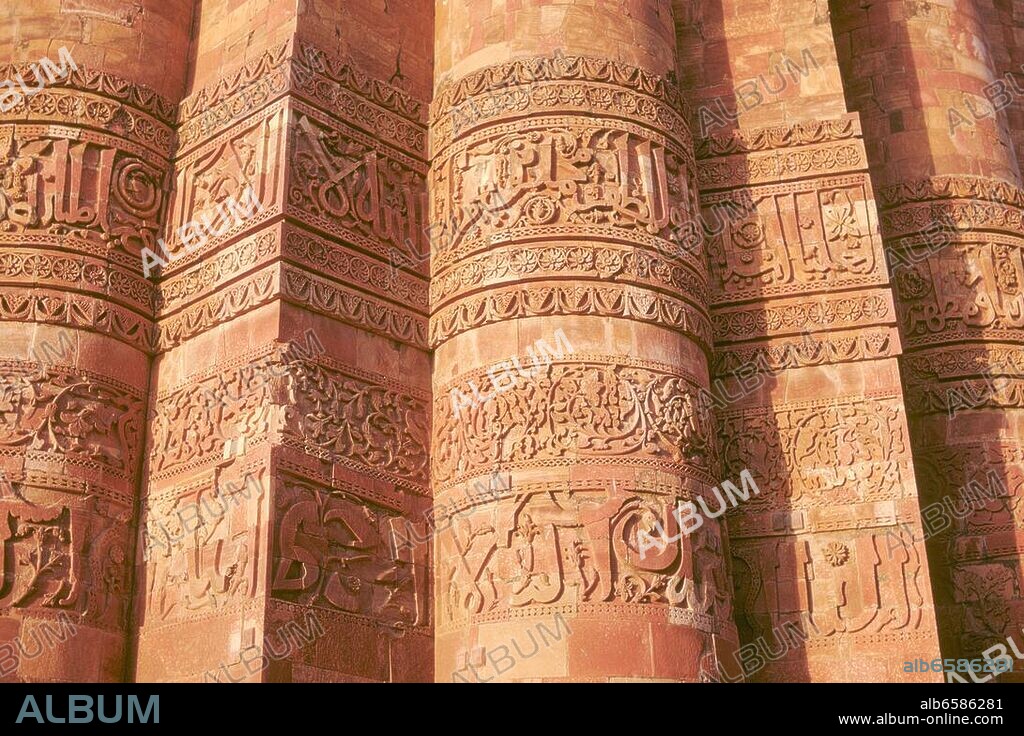 Delhi (Indien), Lal Kot, Qutb Minar-Komplex (seit 1993 Weltkulturerbe), Qutb-Minar / Siegesturm (Minarett der Moschee Quwwat al-Islam; erbaut ab 1199 unter Qutb ad-Din Aibak; ältestes Bauwerk der muslimischer Herrscher in Delhi; 4. und 5. Geschoss 1351-88; Höhe 72,5 m). /-Teilansicht des unteren Geschosses: Bündelpfeiler...