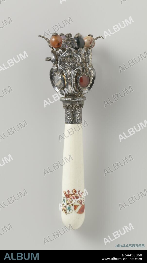 Bouquet holder of silver and painted Meissen porcelain, Silver bouquet holder with a handle of painted porcelain. The painting consists of the arms of Adriaan Boogaert van Beloys and his wife Elisabeth Adriana Backer., Meissener Porzellan Manufaktur, Meissen, c. 1730, porcelain (material), silver (metal), l 14.5 cm.