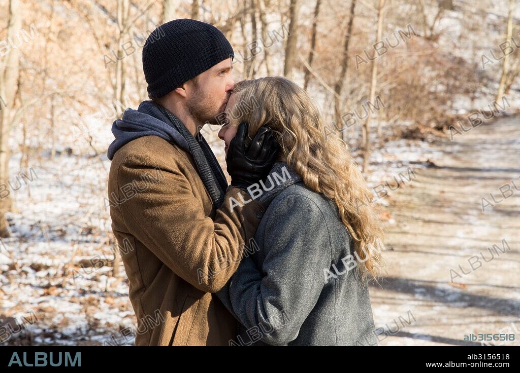 AARON PAUL y AMANDA SEYFRIED en DE PADRES A HIJAS, 2015 (FATHERS AND DAUGHTERS), dirigida por GABRIELE MUCCINO. Copyright VOLTAGE PICTURES.