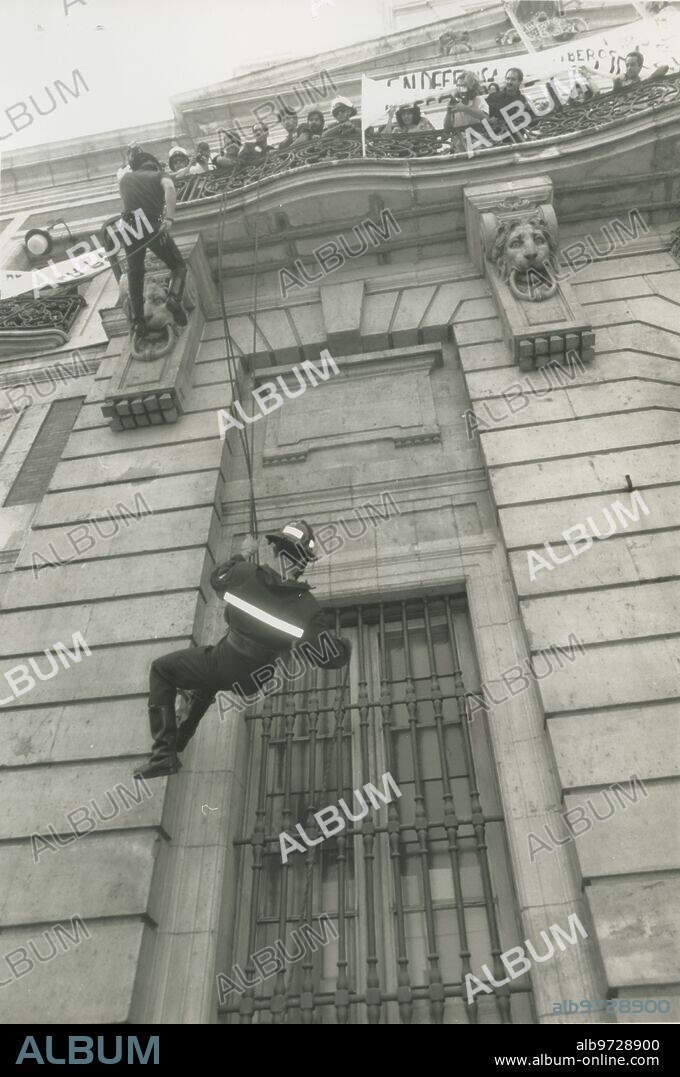 Madrid, 12/06/1990. Alrededor de trescientos bomberos de la Comunidad de Madrid se concentraron ayer en la Puerta del Sol para revindicar mejoras laborales y salariales.