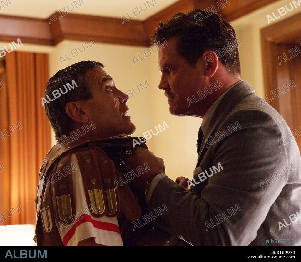 GEORGE CLOONEY y JOSH BROLIN en AVE, CÉSAR!, 2016 (HAIL, CAESAR!), dirigida por ETHAN COEN y JOEL COEN. Copyright MIKE ZOSS PROD/WORKING TITLE FILMS.