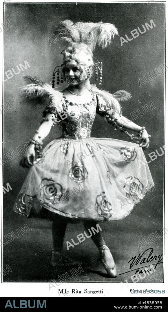 Mlle Rita SANGETTI dans la piece Jean qui rit de Hugues Delorme (1868-1942) au Theatre du Chatelet. Photographie Walery de 1922. annees 20. Credit : Collection KHARBINE-TAPABOR.