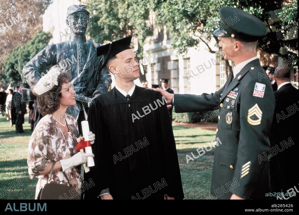 SALLY FIELD et TOM HANKS dans FORREST GUMP, 1994, réalisé par ROBERT ZEMECKIS. Copyright PARAMOUNT PICTURES.
